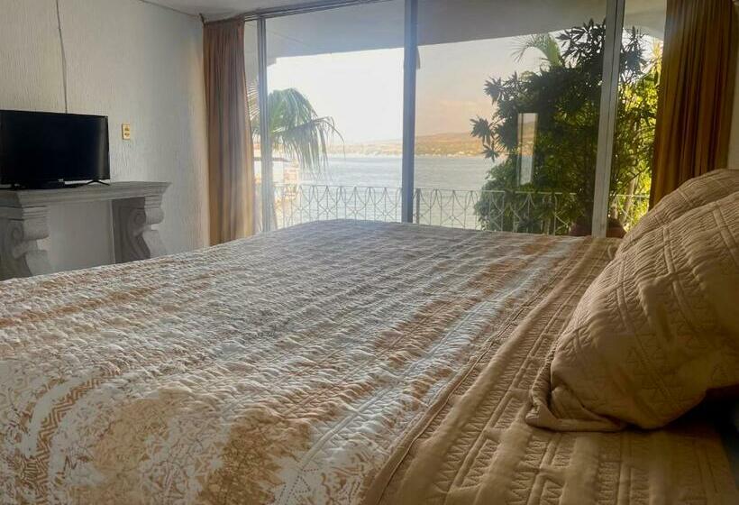 Suite with lake view, Marina Palace Teques