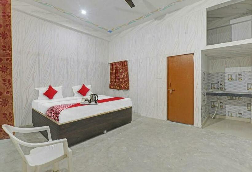 חדר קלאסי לשלושה, Flagship Sana Guest House Near Chaudhary Charan Singh International Airport