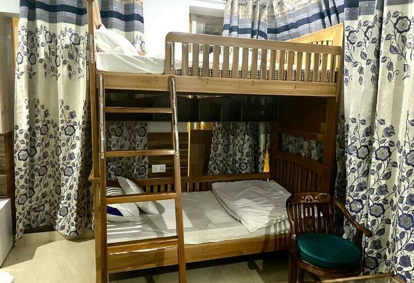 高级家庭房间, The Asanar Hills