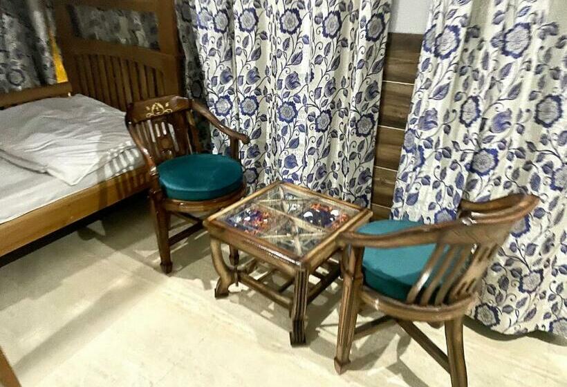 高级家庭房间, The Asanar Hills