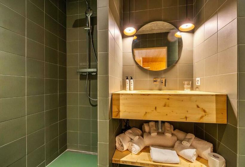 スタンダード４人部屋, Mad Mount Hotel & Spa