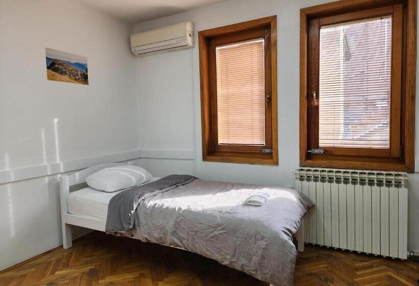 اتاق استاندارد با سرویس بهداشتی مشترک, Hostel Center