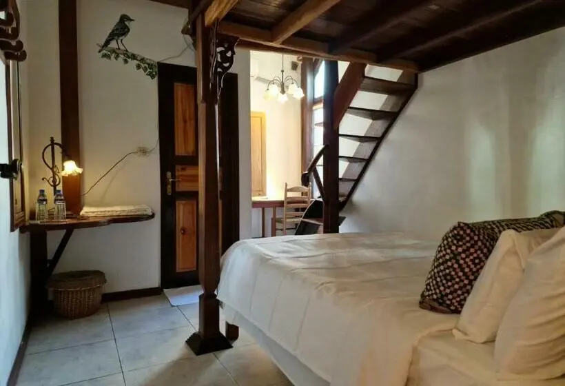 اتاق خانوادگی, Greenheart Boutique