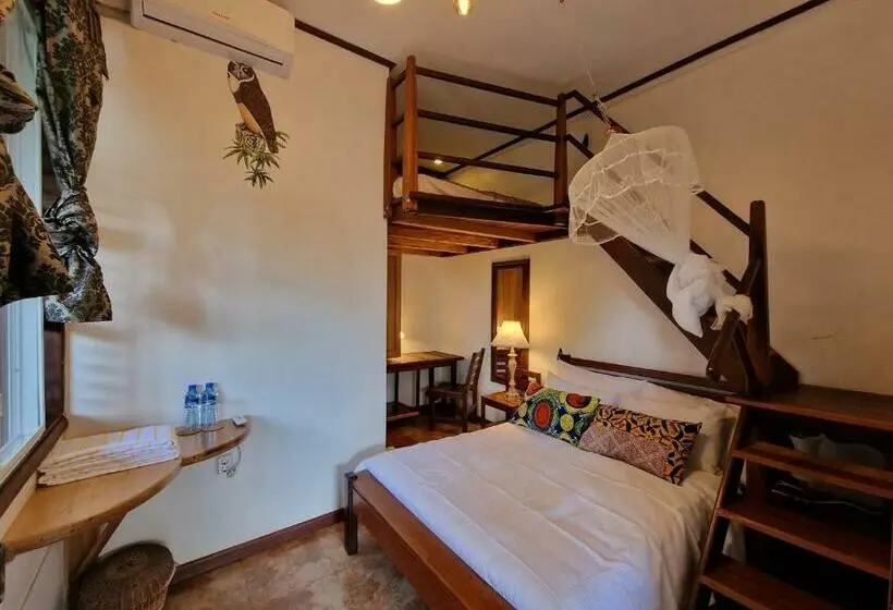 اتاق خانوادگی, Greenheart Boutique
