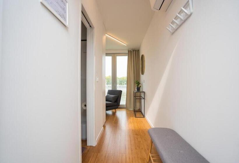 آپارتمان 1 خوابه, Sundeck Botel   Party Boat