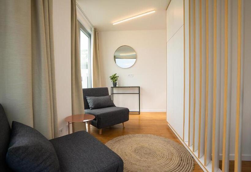 آپارتمان 1 خوابه, Sundeck Botel   Party Boat