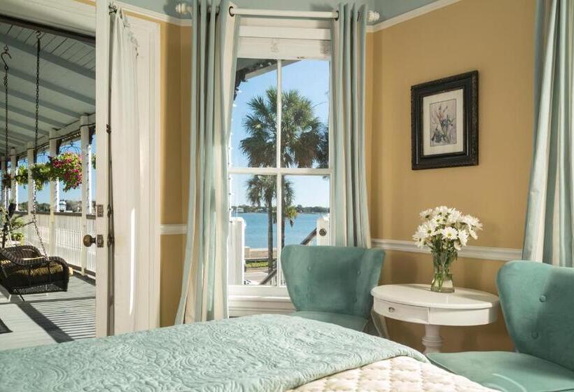 جناح سرير كينج, Bayfront Marin House