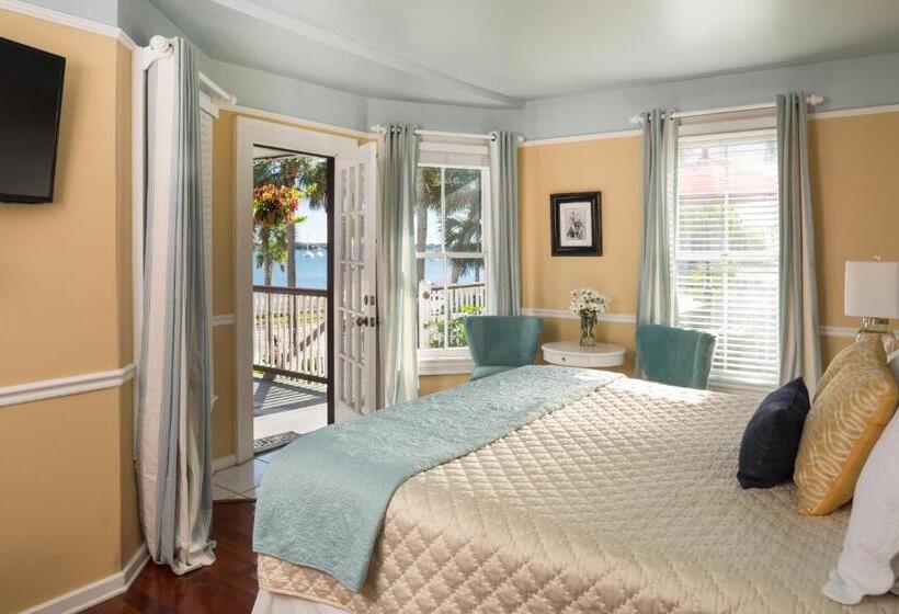 جناح سرير كينج, Bayfront Marin House