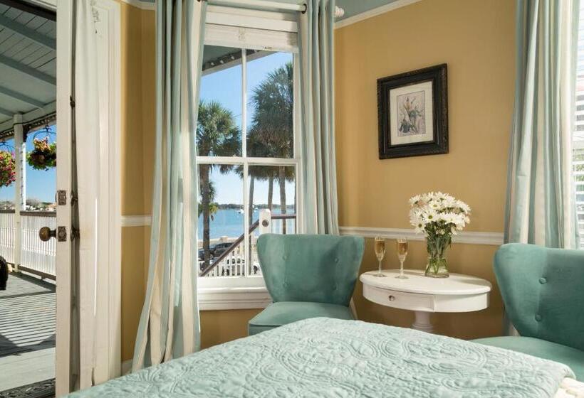 스위트 킹사이즈 침대, Bayfront Marin House