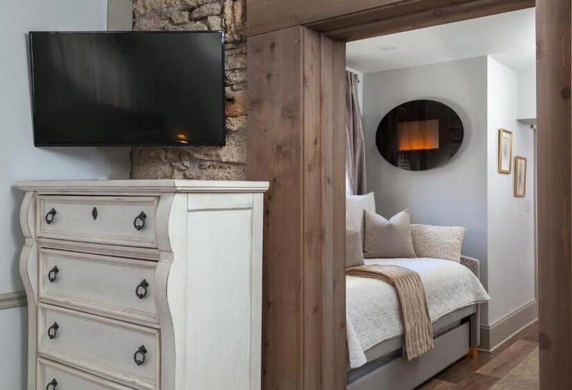 جناح مزود بجاكوزى, Bayfront Marin House