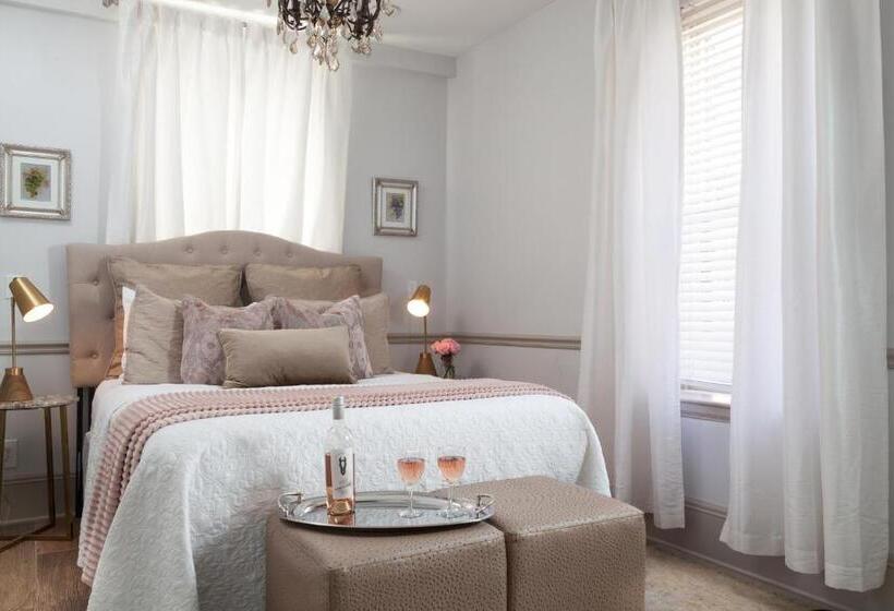 جناح مزود بجاكوزى, Bayfront Marin House