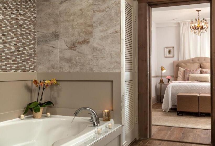 جناح مزود بجاكوزى, Bayfront Marin House