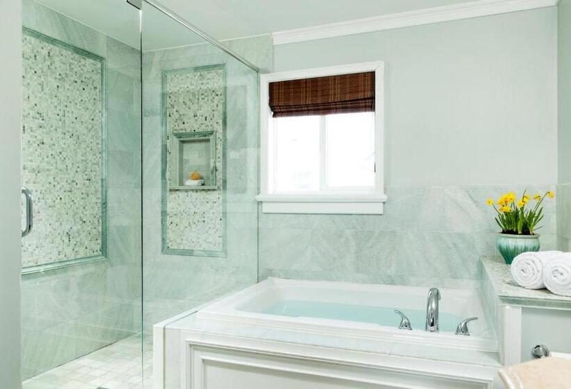 جناح مطلّ علي البحر, Bayfront Marin House