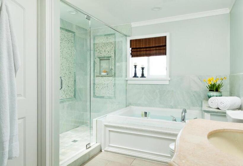 جناح مطلّ علي البحر, Bayfront Marin House