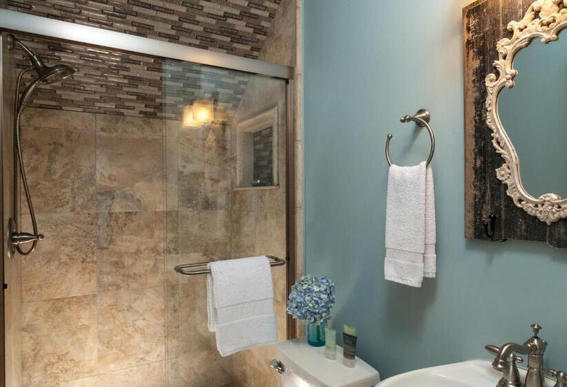 جناح عائلي, Bayfront Marin House