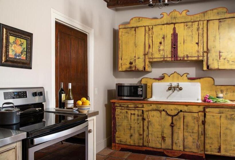 جناح ديلوكس, Bayfront Marin House