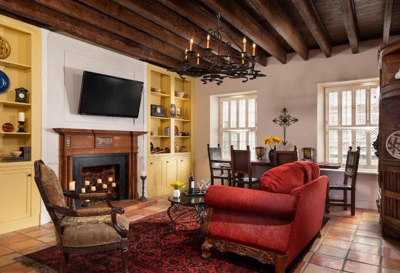 جناح ديلوكس, Bayfront Marin House