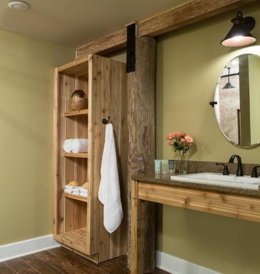 جناح سرير كينج, Bayfront Marin House