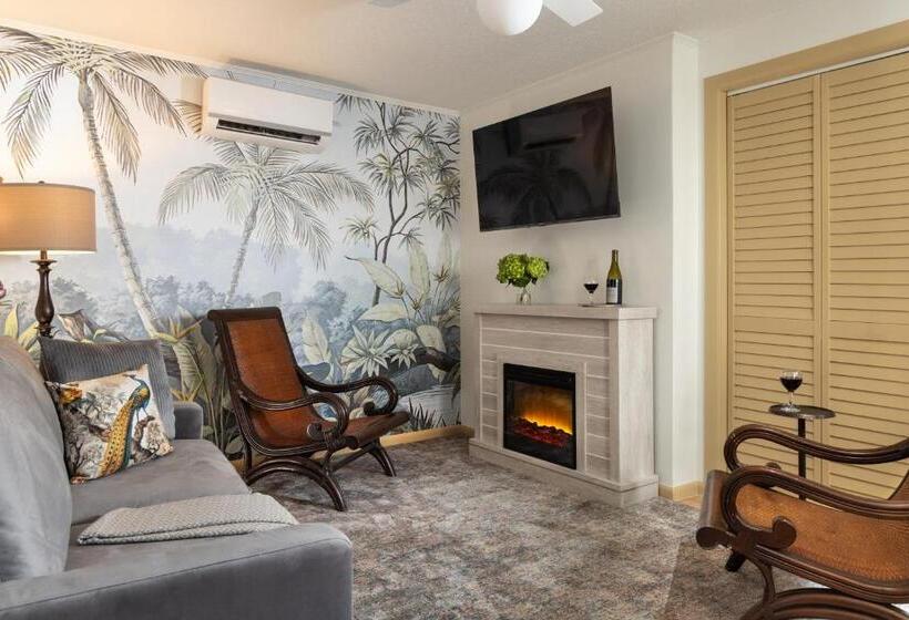 جناح مزود بحمام سباحة, Bayfront Marin House