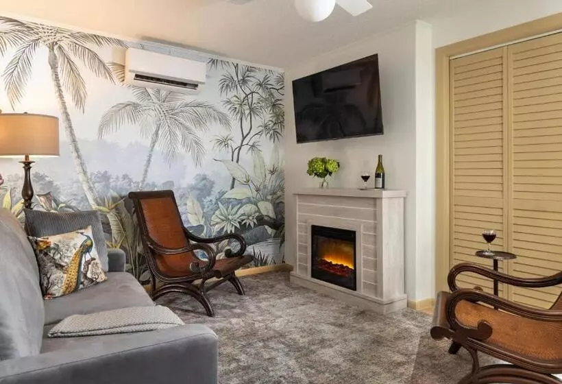 Suite with Pool, Bayfront Marin House