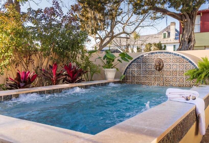 جناح مزود بحمام سباحة, Bayfront Marin House