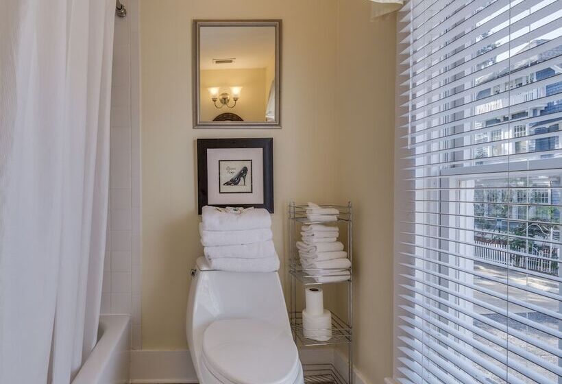 شقة غرفة واحدة, Riverdale Inn