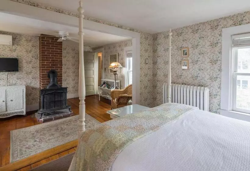 سوییت با چشم‌انداز باغ, Snug Cottage