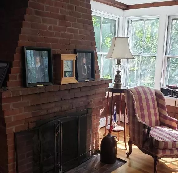 سوییت با چشم‌انداز باغ, Snug Cottage