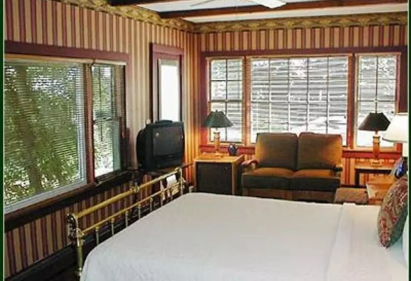 سوییت با چشم‌انداز دریا, Snug Cottage