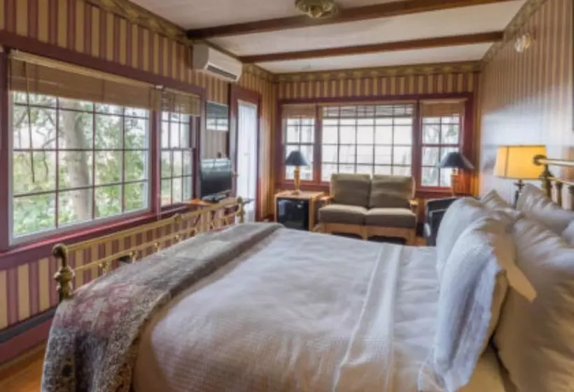 سوییت با چشم‌انداز دریا, Snug Cottage