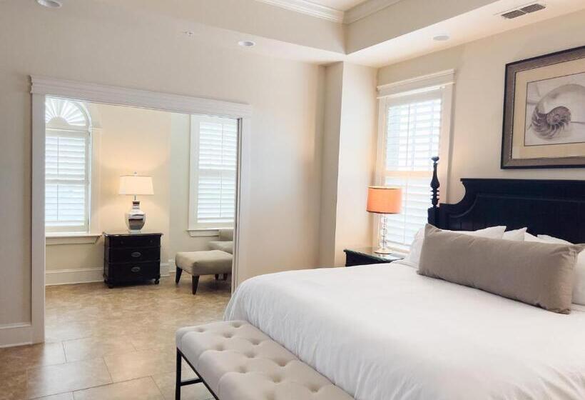 מיטת קינג בסוויטה, Sea Gate Inn By Sea Palms Resort