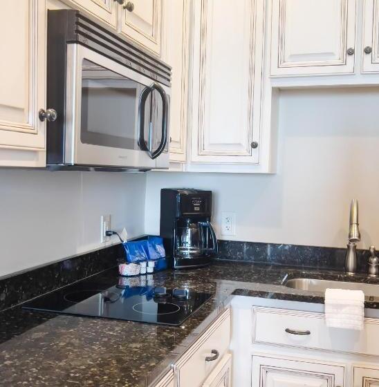 מיטת קינג בסוויטה, Sea Gate Inn By Sea Palms Resort