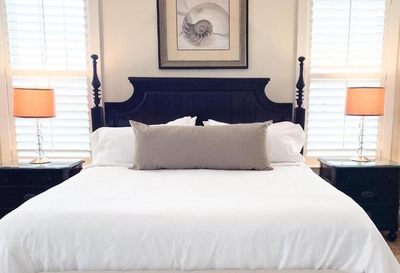 מיטת קינג בסוויטה, Sea Gate Inn By Sea Palms Resort