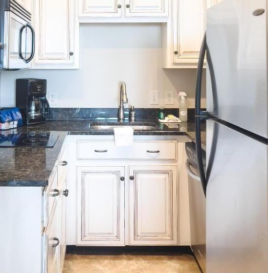 מיטת קינג בסוויטה, Sea Gate Inn By Sea Palms Resort