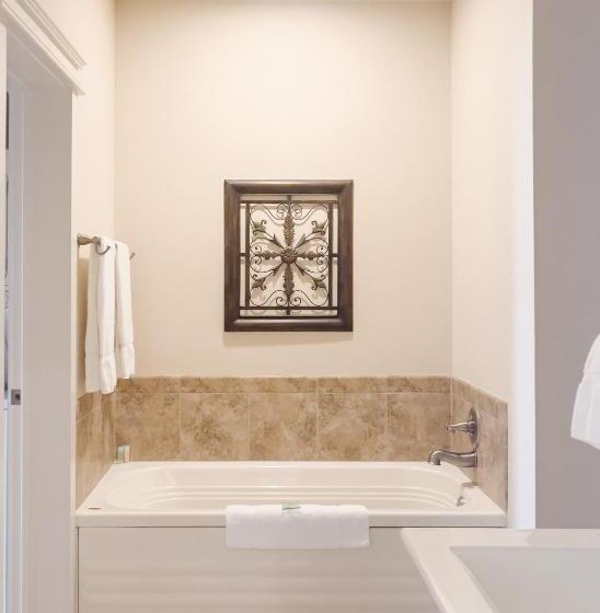 מיטת קינג בסוויטה, Sea Gate Inn By Sea Palms Resort