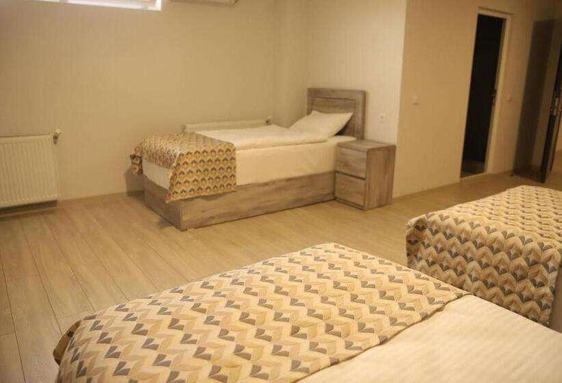 اتاق استاندارد سه نفره, Aventus