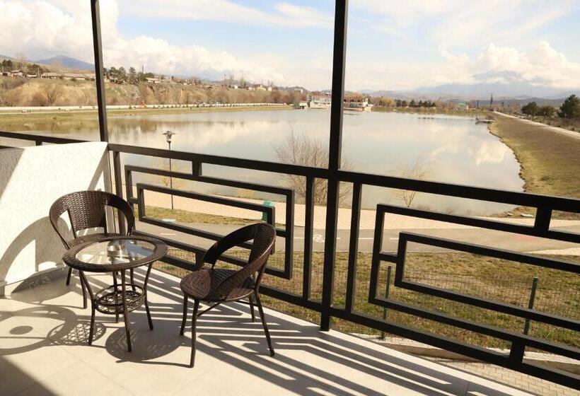 سوییت اجرایی, Aventus