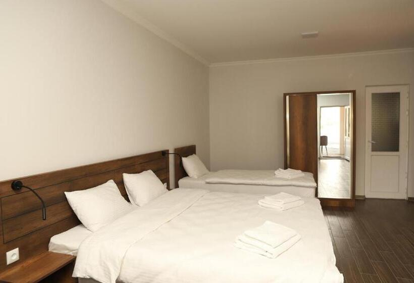 اتاق ساده سه‌ نفره, Aventus