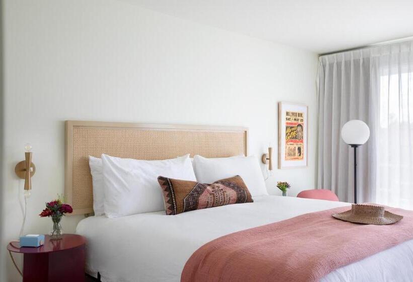 キングサイズベッドのスイートルーム, The Starlight Motor Inn