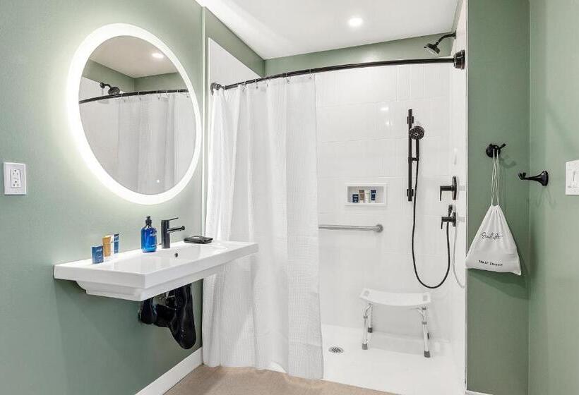 身障者適用キングサイズベッドルーム, The Starlight Motor Inn