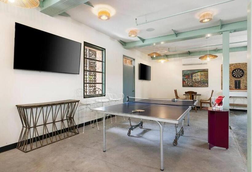 キングサイズベッドのスイートルーム, The Starlight Motor Inn