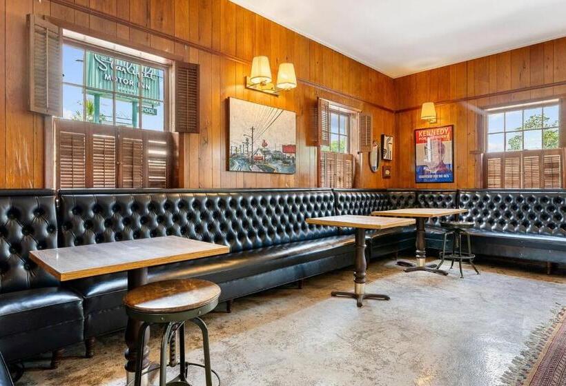 身障者適用キングサイズベッドルーム, The Starlight Motor Inn