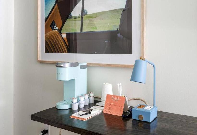 スタンダード4人部屋, The Starlight Motor Inn