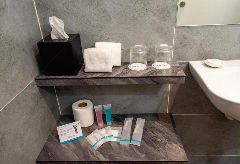 ファミリーステューディオ, The Signature Serviced Suites Puchong