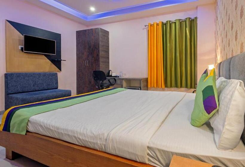 デラックスルーム, Treebo Shakuntalam, Near Lucknow Airport