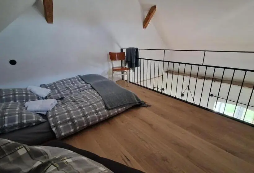 ２ベッドルームハウス, Ořechový Dvůr