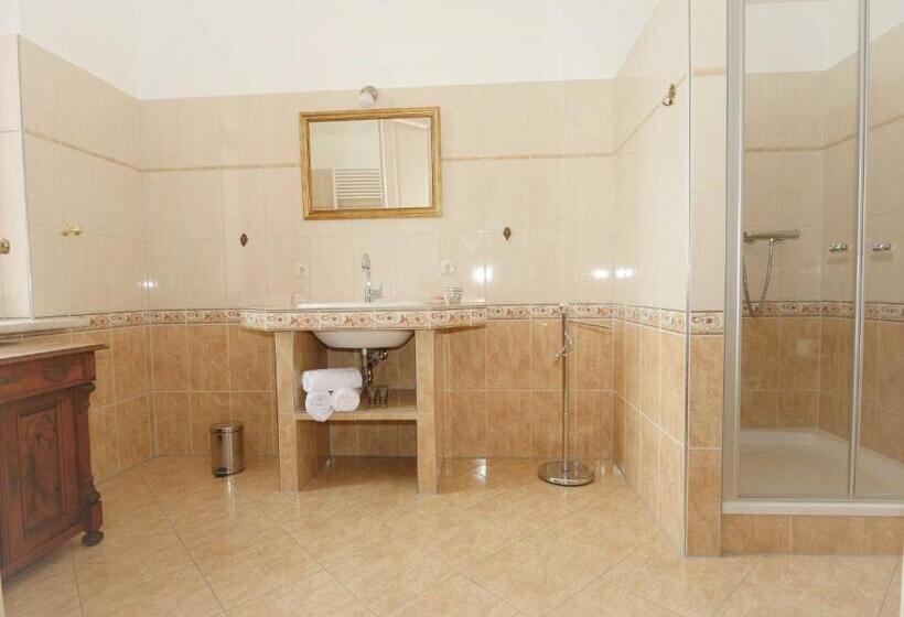 스탠다드 트리플 룸, Schlosshotel Gross Koethel