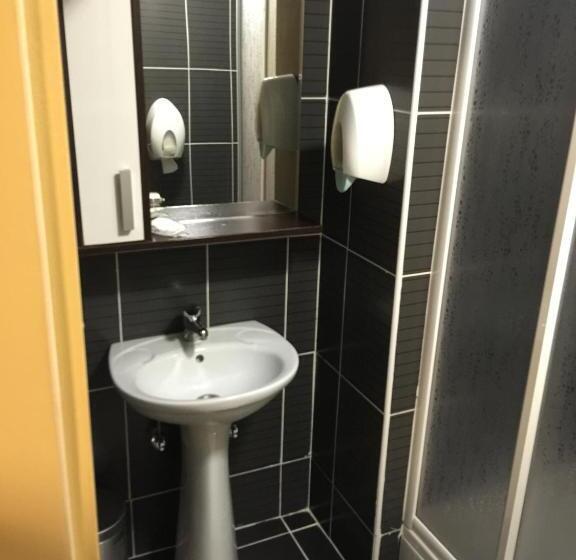 اتاق لوکس سه تخته, Bed & Breakfast Karavan