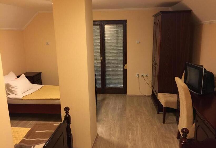 اتاق لوکس سه تخته, Bed & Breakfast Karavan