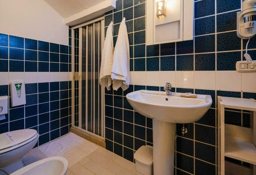 غرفة قياسية ثلاثية مزودة بشرفة, B&b Nu Suennu